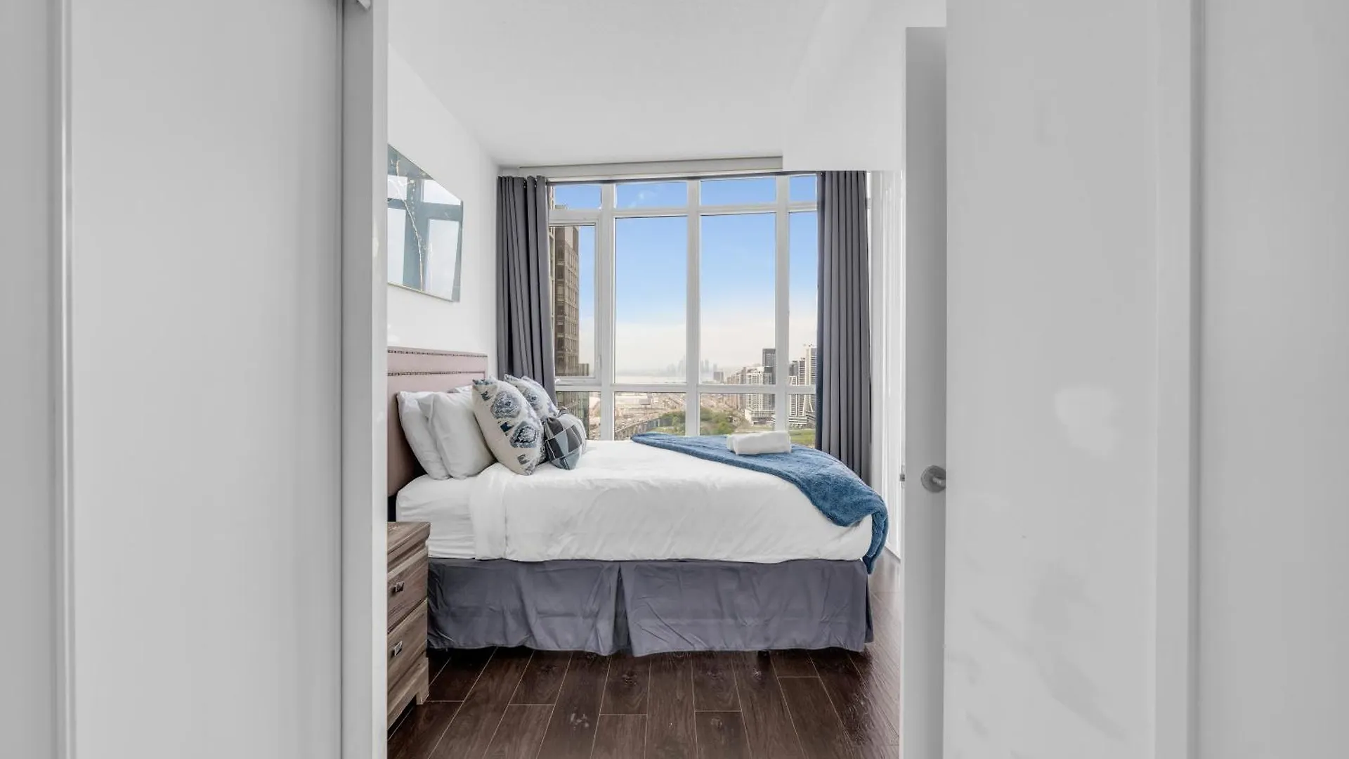 Prestige Downtown Suite - Free Parking Toronto Apartment