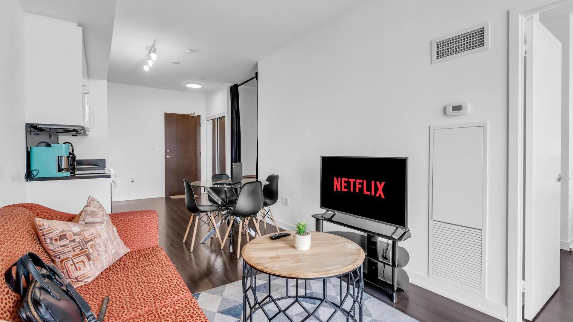 Prestige Downtown Suite - Free Parking Toronto