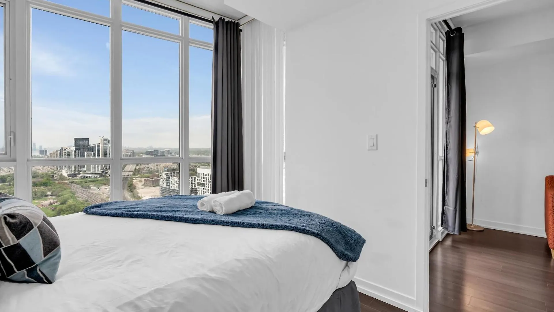 Prestige Downtown Suite - Free Parking Toronto Apartment